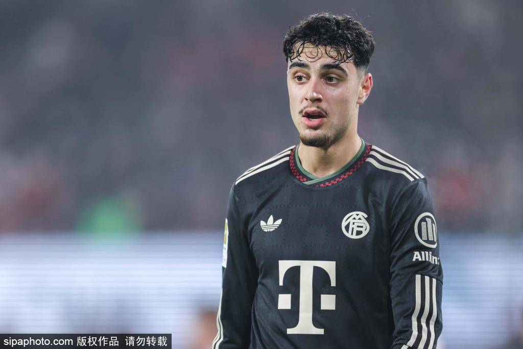 于帕梅卡诺续约风波：德甲豪门面临的挑战与机遇